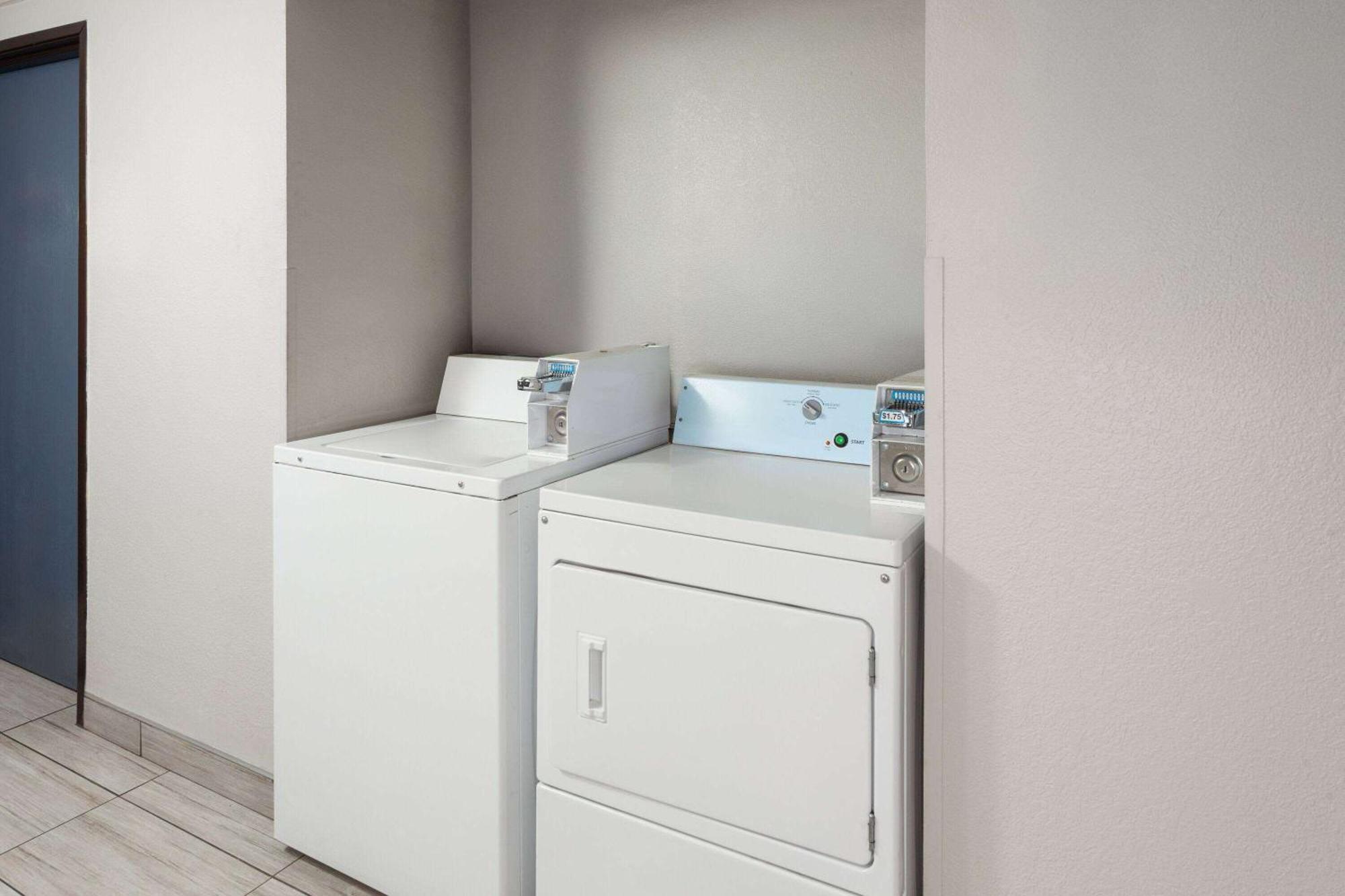 Super 8 By Wyndham Romeoville Bolingbrook Εξωτερικό φωτογραφία